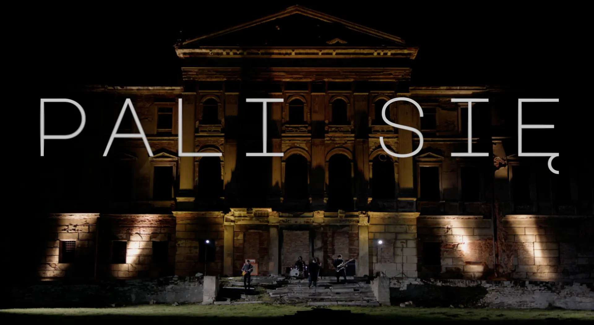 Pali się