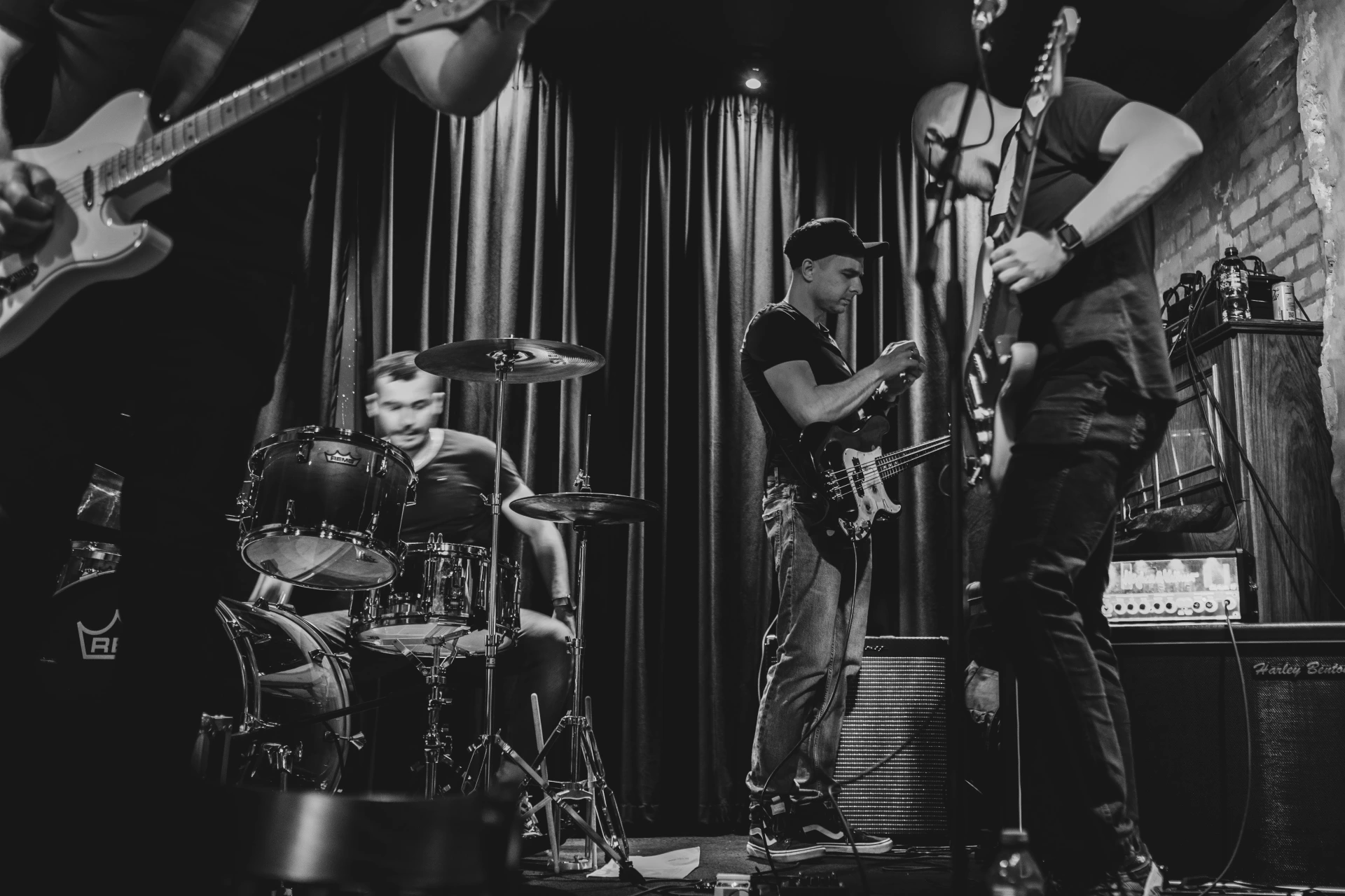 Zdjęcie w tle profilu By Million Wires